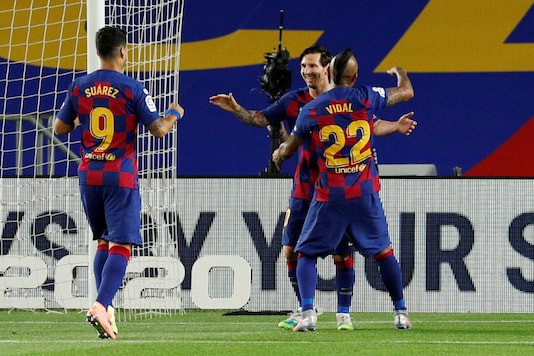 莱昂内尔·梅西（Lionel Messi）与他的巴塞罗那队友一起庆祝进球。 （照片来源：路透社）