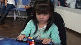 3 years old girl Rubik's Cube Solver :47 seconds screenshot 5